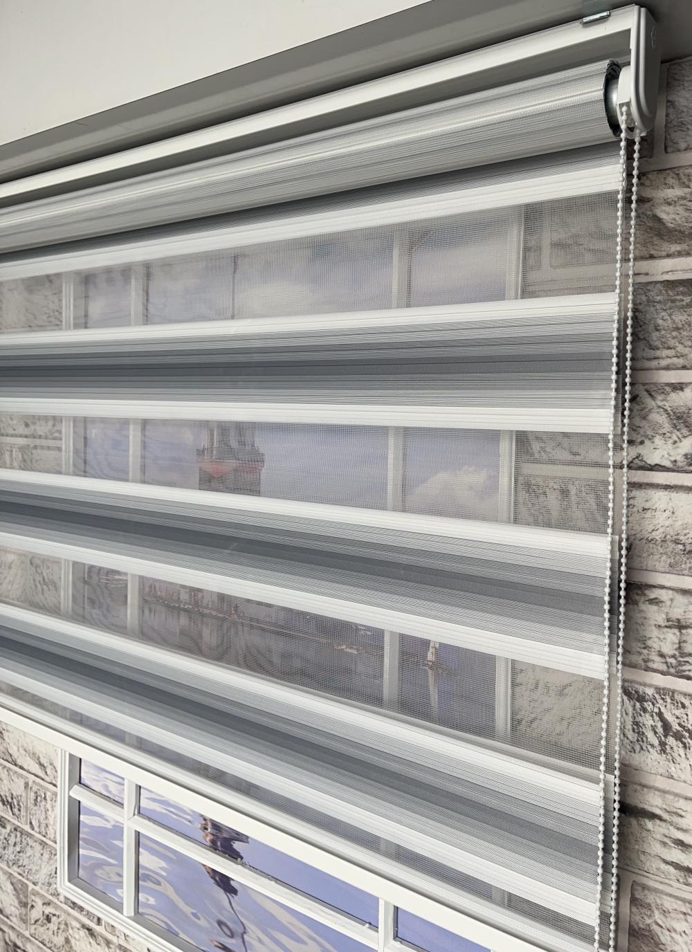 Fonksiyonel Şıklık :Gri Beyaz Pliseli Zebra Perde